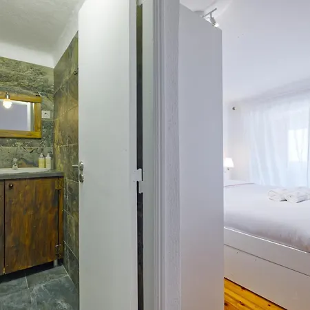 New! Family On The Walls Of Apartment Lisbon