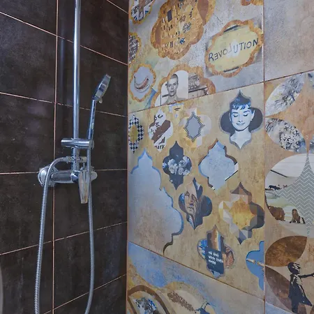 New! Family On The Walls Of Lissabon